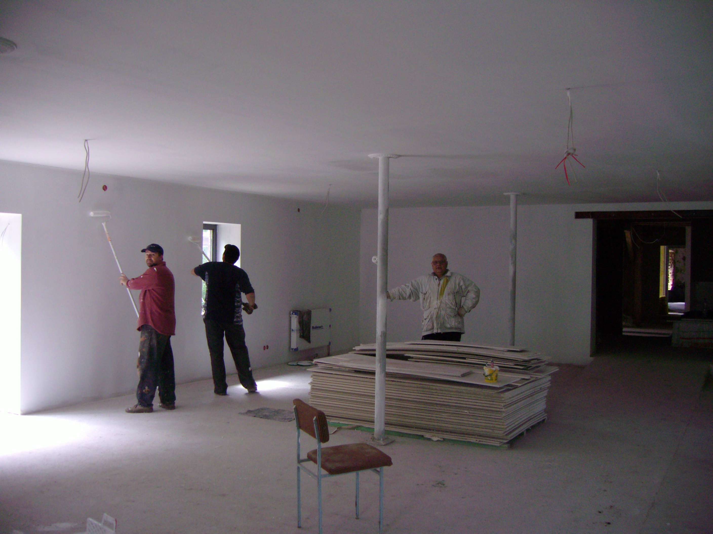 Gemeindemitglieder beim Innenausbau 2007